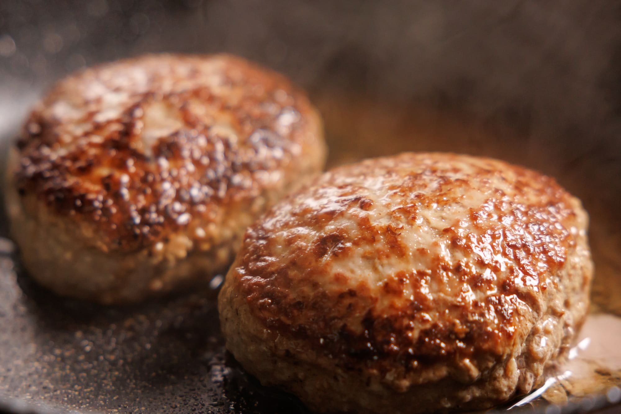 肉汁あふれる、手仕込みハンバーグ。